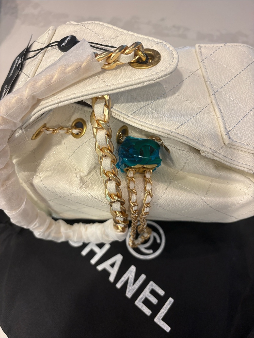 White Cream Quilted Leather Shoulder Bag with Gold Chain - Picture 2 of 3